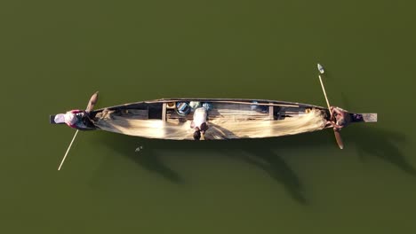 Atemberaubende-Luftaufnahmen-Vom-Netzfischen-Von-Fischern-An-Einem-Grünen-Fluss,-Die-Industrie,-Tradition-Und-Nachhaltige-Lebensgrundlagen-Zeigen