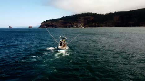 Toma-Aérea-De-Un-Barco-De-Pesca-Cerca-De-Portland,-O