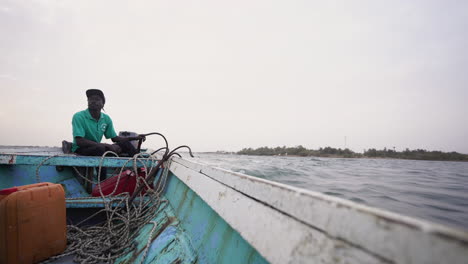 Fischer-Lebensstil-In-Einem-Abgelegenen-Dorf-In-Afrika-Auf-Einem-Holzboot