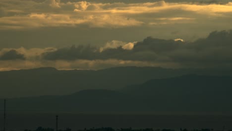 Niedrige-Wolken-Rollen-über-Die-Berge-Bei-Einem-Malerischen-Sonnenuntergang