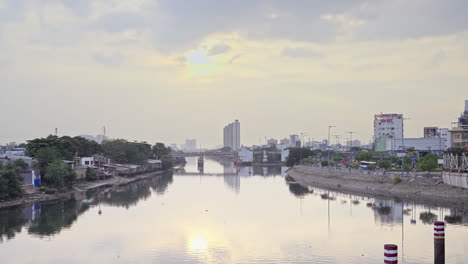 Blick-Auf-Die-Stadt-Am-Flussufer-In-Saigon