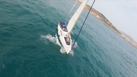 FPV-Luftaufnahmen,-Die-Schnell-Um-Eine-Segelyacht-Im-Mittelmeer-Vor-Der-Küste-Spaniens-Fliegen