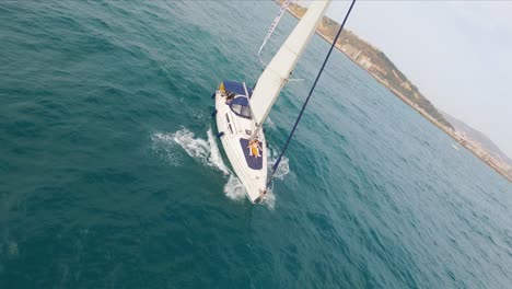 Vuelo-Aéreo-Fpv-Rápido-Alrededor-De-Un-Yate-De-Vela-En-El-Mediterráneo-Frente-A-La-Costa-De-España