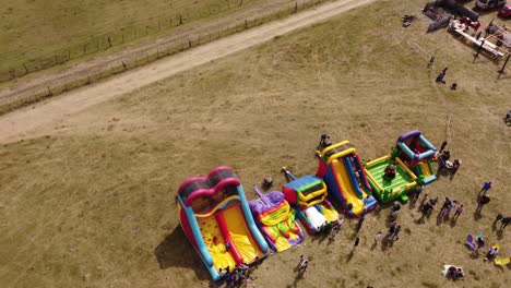 Drohnenflug-über-Viele-Bunte-Aufblasbare-Outdoor-Spiele-Und-Hüpfburgen-Für-Kinder