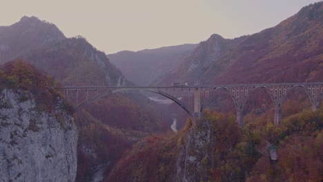 Puente-Durdevica-Tara-Cruzando-Un-Desfiladero-Empinado-En-Montenegro-Al-Amanecer,-Revelar-Tiro