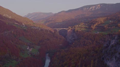 Die-Erste-Goldene-Stunde-Des-Sonnenlichts-Scheint-Auf-Der-Tara-Brücke-Im-Herbstlich-Gefärbten-Tal