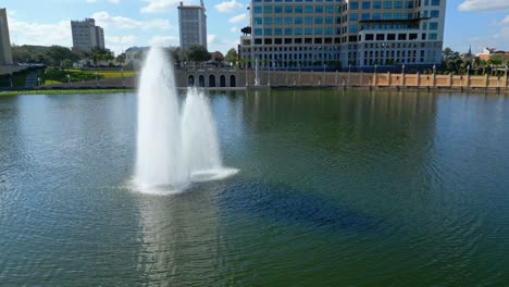 Water-fountain-sitting-in-the-middle-of-lake-Mirror-in-Lakeland,-Florida