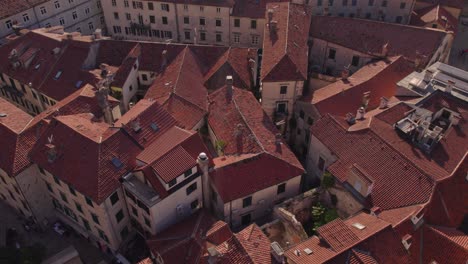 Idyllische-Mittelalterliche-Architektur-In-Der-Hafenstadt-Kotor-In-Montenegro,-Luftaufnahme