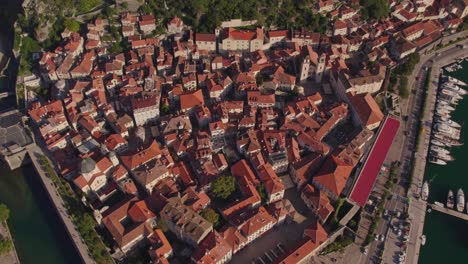 über-Der-Alten-Mittelalterlichen-Stadt-Kotor-In-Montenegro-Am-Nachmittag,-Touristisches-Ziel