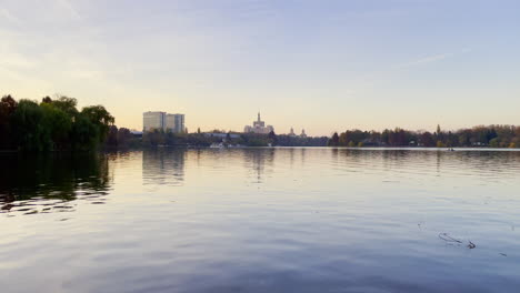 Parque-Herastrau,-Lago-Tranquilo-Bucarest,-Rumania