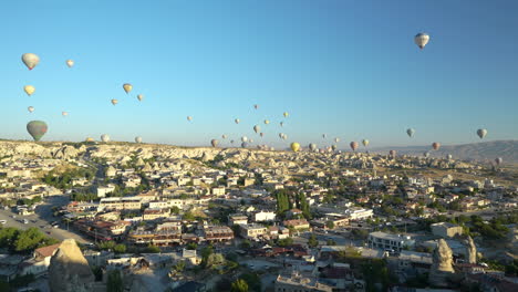 Panoramic-View-of-Hot-Air-Balloons-Flying-Above-Cappadocia-and-Goreme,-Turkey