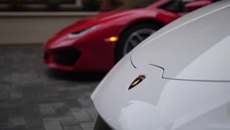 Weiße-Lamborghini--Und-Rote-Ferrari-Sportwagen-Aus-Nächster-Nähe