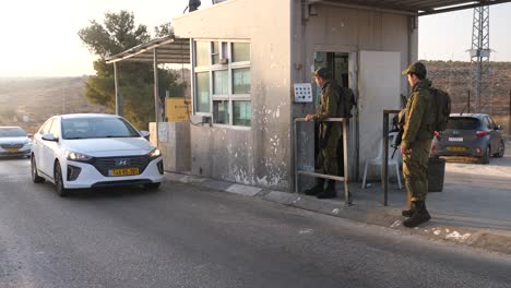 Soldaten-Der-IDF-An-Einer-Straßensperre-Mit-Waffen,-Die-Den-Autoverkehr-Während-Des-Wachdienstes-Kontrollieren