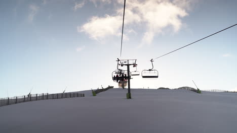 Leere-Skistation-Mit-Blick-Auf-Die-Piste-Vom-Sessellift-Bei-Sonnenuntergang-Mit-Leichter-Wolke,-Die-Sich-Schnell-Bewegt