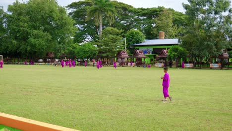 Kinder-Warten-Auf-Die-Praxis-Im-Wiang-Im-Kloster-Thailand