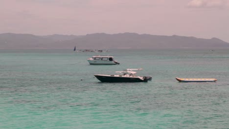 Boats-anchored-off-the-coast-of-the-beaches-of-Boracay,-Philippines