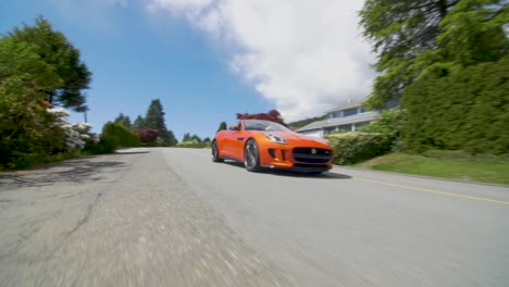 Bunte-Lamborghini-,-Jaguar--Und-McLaren-Sportwagen-Fahren-Gemeinsam-Auf-Der-Straße