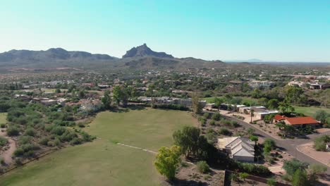 Drohnenaufnahme,-Wie-Nachbarschaften-Mit-Einem-Senioren-Golfplatz-In-Arizona-Verwoben-Sind