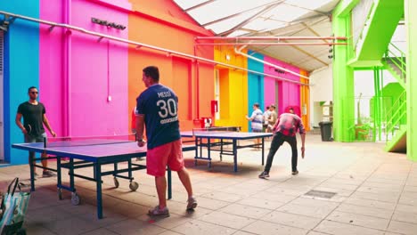 Männer-Spielen-Tischtennis-Gegen-Bunte-Wand-Im-Kulturzentrum-Recoleta-In-Buenos-Aires,-Argentinien