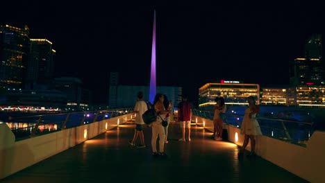 Turistas-En-El-Puente-De-La-Mujer-Por-La-Noche-En-La-Ciudad-De-Buenos-Aires,-Argentina