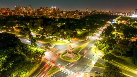 Lufthyperlapse-über-Der-Libertador-Avenue-In-Palermo,-Buenos-Aires,-Argentinien,-Denkmal-Der-Spanier,-Carta-Magna-Und-Vier-Regionen,-Kreisverkehr-Bei-Nacht