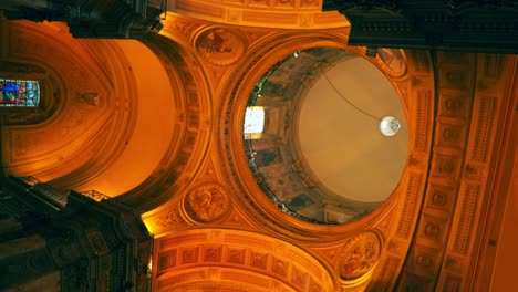 Vista-Vertical-Interna-Del-Techo-De-La-Catedral-Metropolitana-De-Buenos-Aires,-Iluminación-Cálida-Y-épica