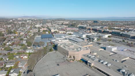 Vista-Aérea-Del-Centro-Comercial-Hillsdale-Con-Un-Estacionamiento-Vacío-A-Pesar-Del-Buen-Tiempo