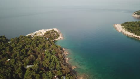 Große-Luftaufnahme-Einer-Ländlichen-Halbinsel-An-Der-Küste-Kroatiens