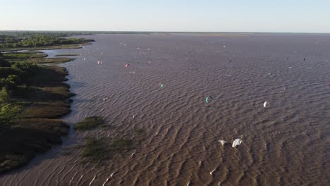 Viele-Kitesurfer-Kitesurfen-Auf-Dem-Fluss-Rio-De-La-Plata-Bei-Sonnenuntergang,-Vicente-Lopez-Area-Park-Von-Buenos-Aires-In-Argentinien