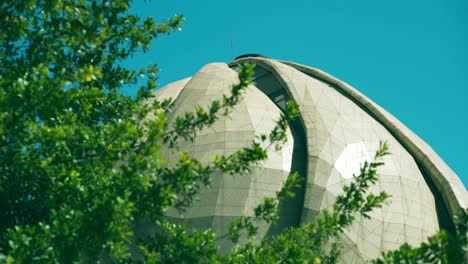 Santiago-Bahai-Tempel-Mit-Aufwendiger-Außengestaltung-In-Santiago,-Chile