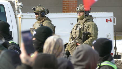 Soldados-Y-Policías-Armados-En-Una-Protesta-Contra-Las-Restricciones-De-Covid