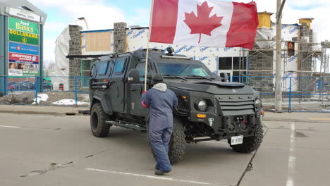 Gepanzertes-Polizeifahrzeug-Parkte-An-Der-Straßenecke-In-Windsor,-Kanada,-Und-überwachte-Den-Protest-Des-Trucker-Konvois