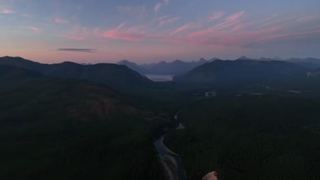 Atemberaubender-Sonnenuntergangsblick-Auf-Den-Glacier-Nationalpark-Mit-Atemberaubenden-Berglandschaften-In-Montana,-Usa