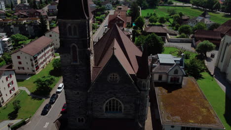 Luftaufnahme-Der-Kirchen-Von-Interlaken-In-Den-Schweizer-Alpen