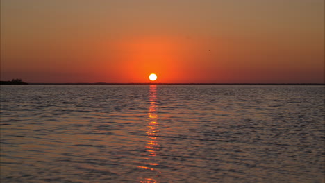 Sonnenuntergang-Am-Horizont-An-Einer-Lagune-In-Der-Nähe-Von-Cancun,-Mexiko,-Mit-Vorbeifliegenden-Vögeln