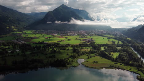 Montaña-Kulm-Más-Dura-Rodeada-Por-La-Ciudad-De-Interlaken-Y-Un-Valle-Verde-Y-Exuberante
