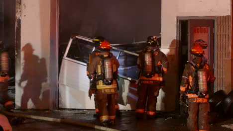 Bomberos-Tratando-De-Acceder-A-La-Propiedad-En-Llamas