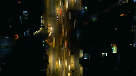 Atemberaubende-Nächtliche-Straßenansicht-Aus-Der-Perspektive-Einer-Drohne