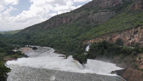 Wildes-Wasser-Ergießt-Sich-Heftig-über-Die-Wasserfälle-Unterhalb-Des-Staudamms