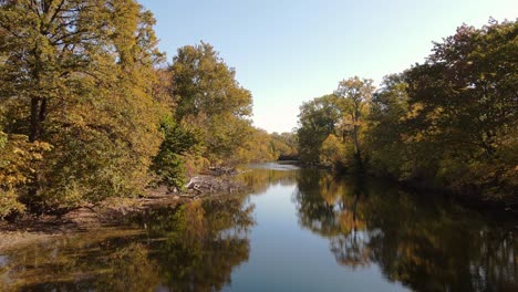 Sunny-autumn-day-in-Oakwoods-Metro-Park-with-Huron-River,-Wayne-County-Michigan,-USA