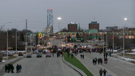 Zeitraffer,-Freiheitskonvoi-Straßenblockade-In-Windsor,-Ontario,-Kanada,-Menschen-Und-Fahrzeuge-In-Der-Dämmerung