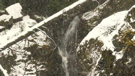 Statische-Aufnahme-Von-Schneefall-über-Dem-Wildniswasserfall-In-Der-Wintersaison,-Nationalparklandschaft-Kanada