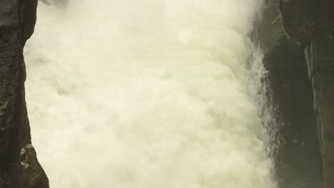 Erstaunlicher-Wasserfall-Mit-Mächtigen-Kaskaden-In-Kanada.-Nahaufnahme