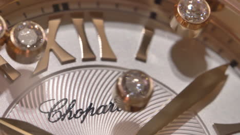 Funkelnde-Diamanten-Schweben-Im-Goldenen-Zifferblatt-Einer-Luxuriösen-Chopard-Uhr,-Nahaufnahme