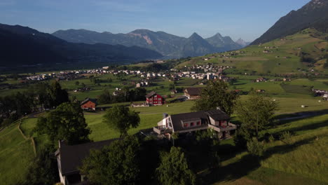 Verde-Valle-Rural-De-Montaña-En-Las-Afueras-De-Lucerna,-Suiza