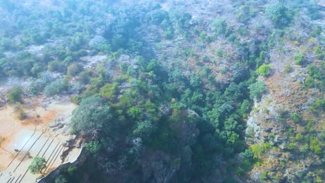 Las-Cascadas-Rajdari-Y-Devdari-Se-Encuentran-En-El-Santuario-De-Vida-Silvestre-Chandraprabha