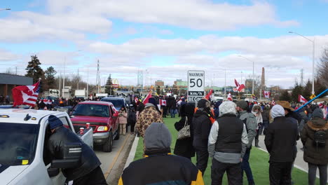 Camioneros-Con-Banderas-Canadienses-Protestando-Durante-La-Protesta-Del-Convoy-De-La-Libertad-En-Windsor,-Ontario,-Canadá