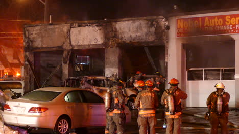 Feuerwehrleute-Bekämpfen-Brennende-Flammen-In-Einem-Geschäftsgebäude-In-Toronto,-Rückansicht