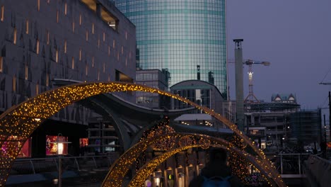 Wunderschöne-Architektonische-Gebäude-Und-Menschen,-Die-Zur-Blauen-Stunde-In-Der-Stadt-Rotterdam,-Niederlande,-Herumlaufen