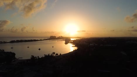 Luftaufnahme-Eines-Wunderschönen-Sonnenuntergangs-Am-Hafen-In-Nassau,-Bahamas